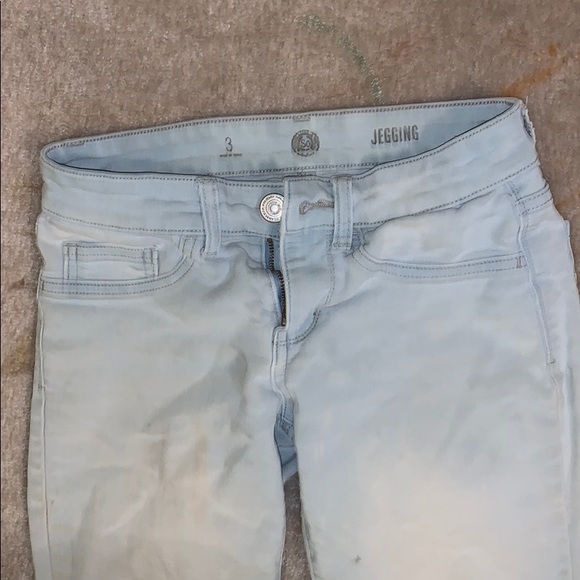A pair of light-wash jegging - Picture 2 of 3